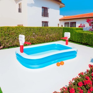 Piscina gonfiabile per bambini con canestri da basket e palloni in giardino.