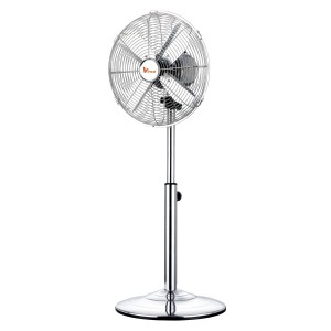 Ventilatore a colonna cromato per una piacevole brezza nella stanza.