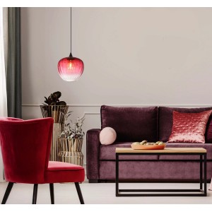 Lampada a sospensione in vetro rosso e bianco in soggiorno. Lampada decorativa per interni.