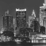 Paraschizzi t.b.t.: Skyline di New York di notte, in bianco e nero.