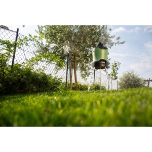 Pistola a spruzzo t.b.t. verde su treppiede in giardino.