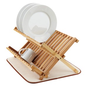 Scolapiatti in bambù con stoviglie e tappetino asciugapiatti.