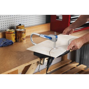 Lama per sega Dremel Moto-Saw MS50 per tagli laterali nel legno, in uso su un banco da lavoro.