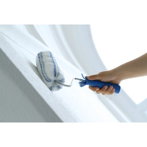 Rullo per pittura acrilica LUX con impugnatura morbida blu-nera mentre dipinge una parete.