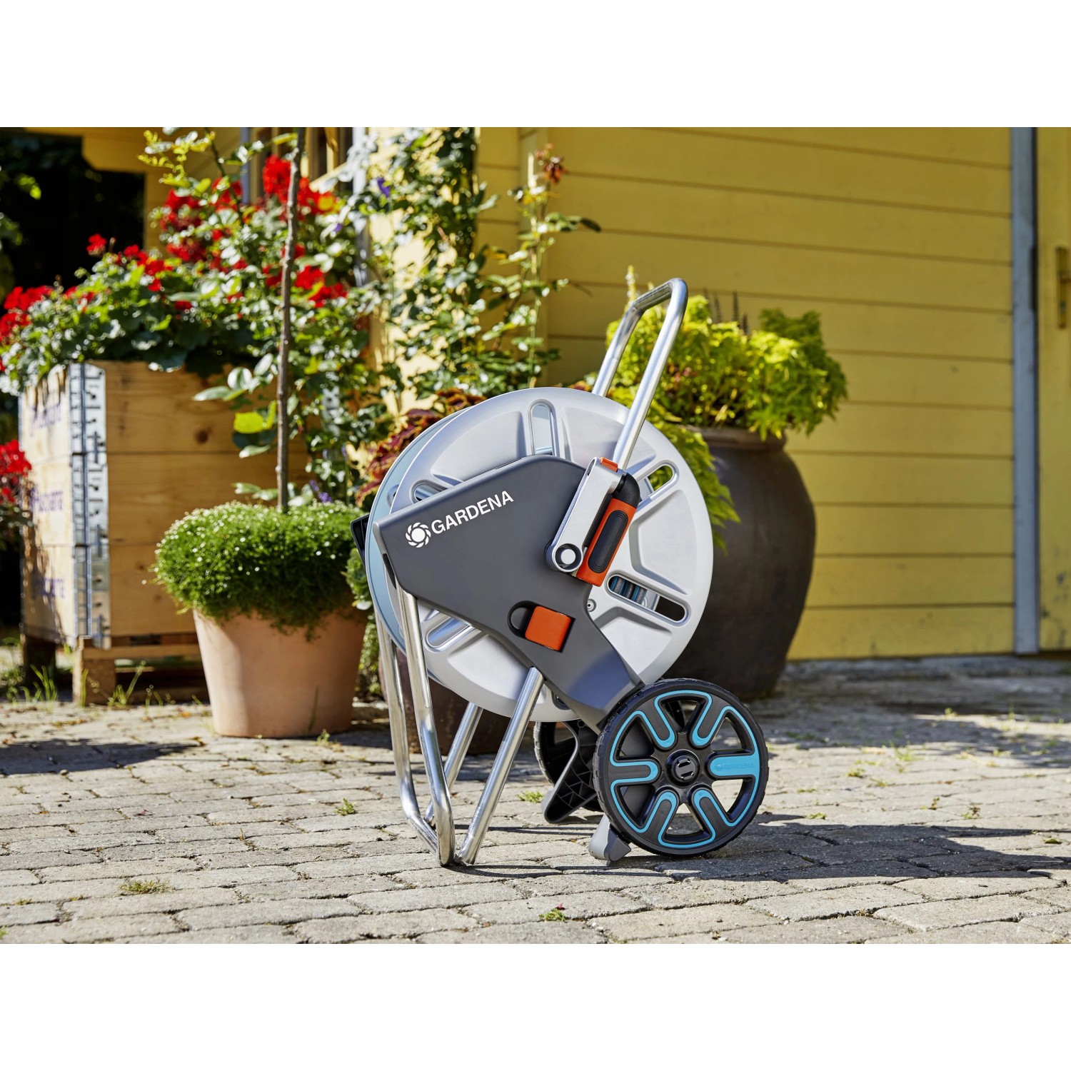 Avvolgitubo Gardena con ruote per tubo da giardino. Aiuto pratico per l'irrigazione del giardino.