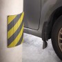 t.b.t. protezione antiurto gialla/nera su pilastro in garage, auto sullo sfondo.