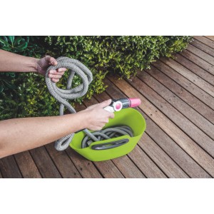 Tubo per irrigazione t.b.t. grigio con supporto verde in uso.