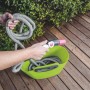 Tubo per irrigazione t.b.t. grigio con supporto verde in uso.