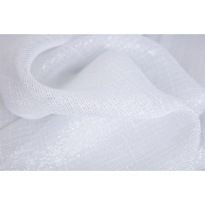 Dettaglio di un tessuto t.b.t. bianco e trasparente per una decorazione ariosa della finestra.