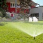 Sistema di irrigazione in giardino con irrigatore a turbina in uso.