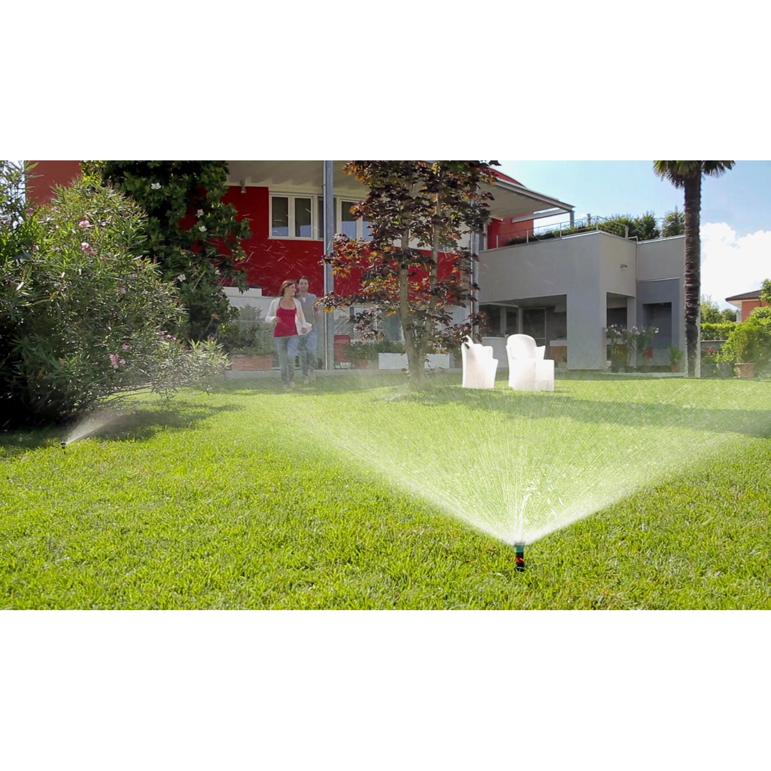 Sistema di irrigazione in giardino con irrigatore a turbina in uso.