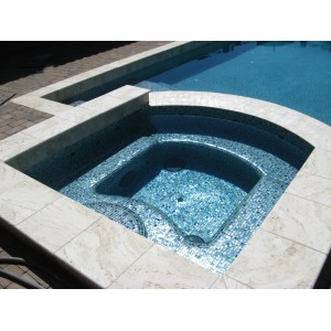 Dettaglio di una piscina con piastrelle a mosaico blu e bianche. Categoria: Piastrelle mosaico.
