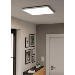 Plafoniera LED quadrata bianca Eglo Rovito (50x50 cm) montata a soffitto in un corridoio.