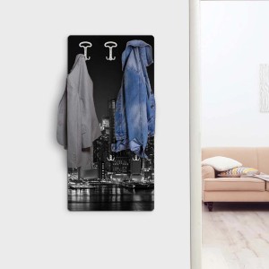 Appendiabiti con skyline e giacche appese.