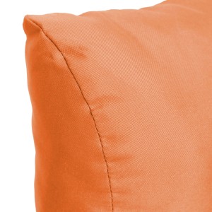 Dettaglio di un cuscino da esterno t.b.t. arancione.