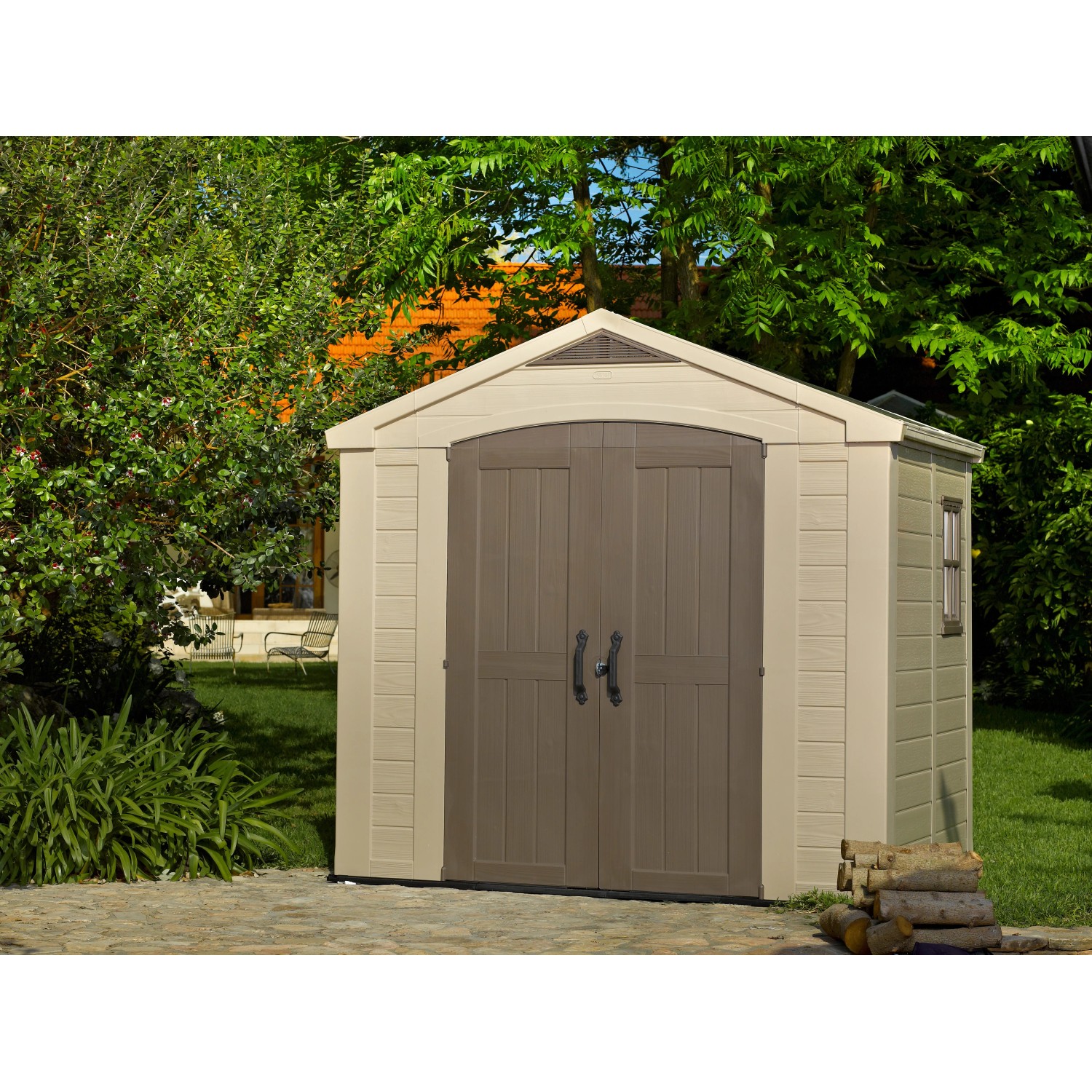 Casetta da giardino in plastica Keter, 4,42 m², beige con doppia porta davanti al giardino verde.