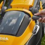 Dettaglio: Tagliaerba a batteria Stiga Collector 136e con regolazione altezza di taglio.