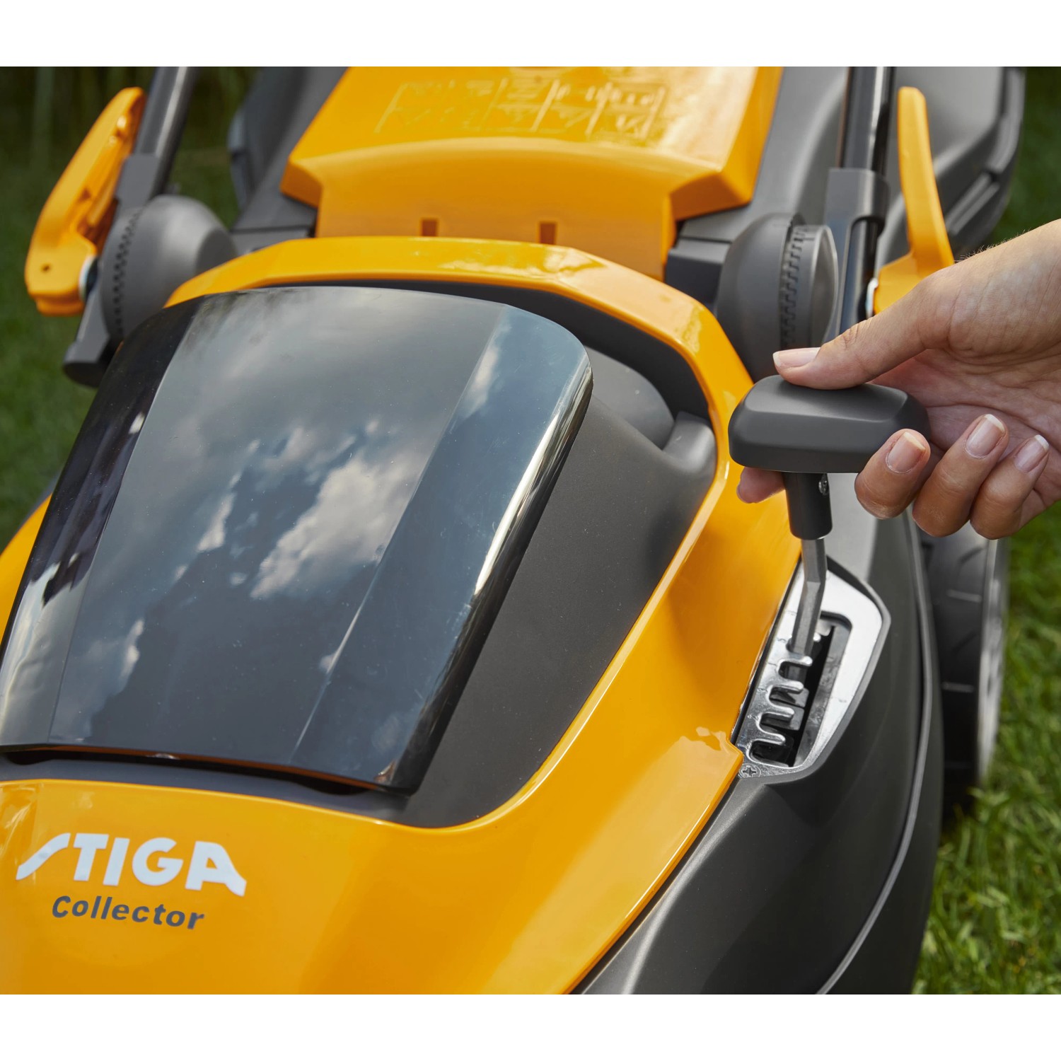 Dettaglio: Tagliaerba a batteria Stiga Collector 136e con regolazione altezza di taglio.