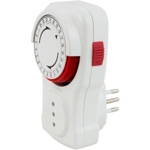 Timer da interno bianco con interruttore rosso e impostazione analogica del tempo.