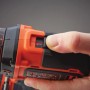 Avvitatore a percussione Black+Decker BDCHD18K con impostazione di coppia in mano.