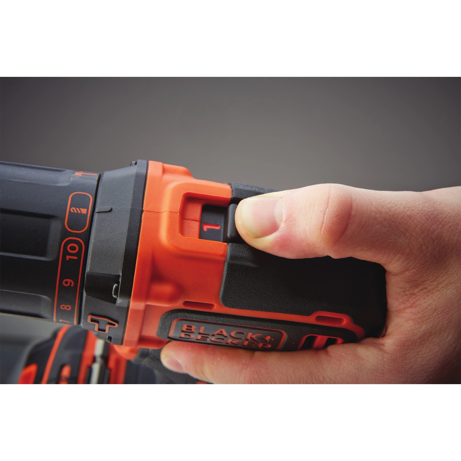 Avvitatore a percussione Black+Decker BDCHD18K con impostazione di coppia in mano.