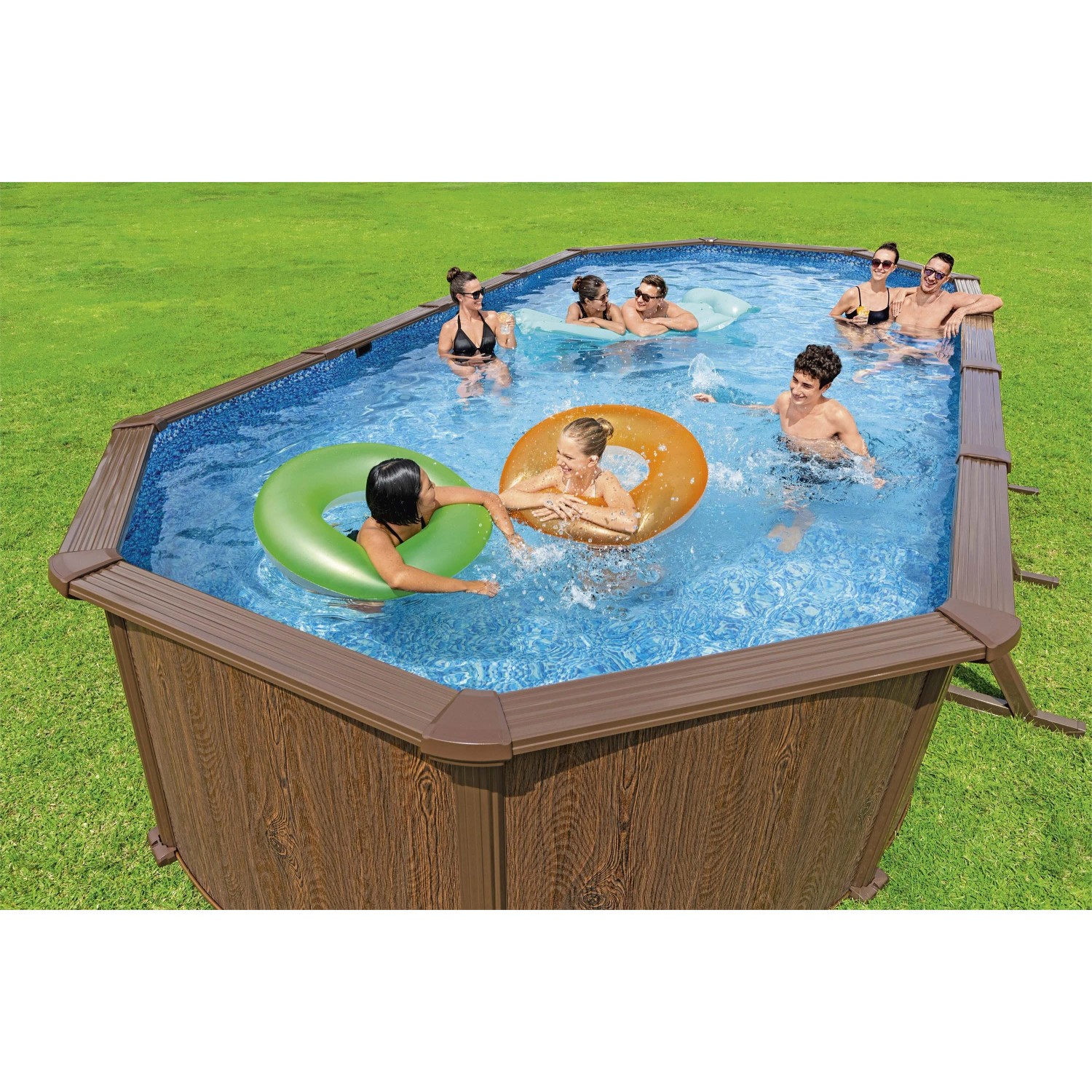 Piscina fuori terra rettangolare con rivestimento in legno e persone che nuotano.
