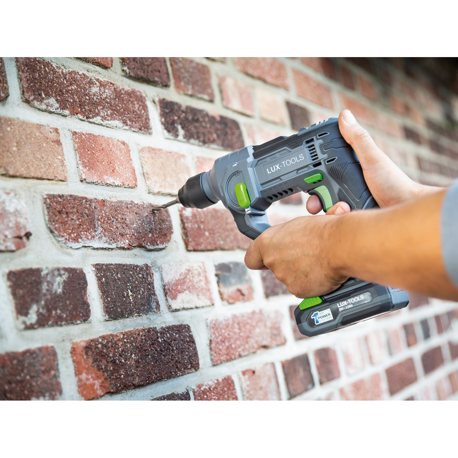 Martello perforatore a batteria LUX A-BH-20 che fora un muro di mattoni.