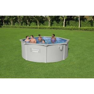 Piscina fuori terra t.b.t. con bagnanti in giardino.