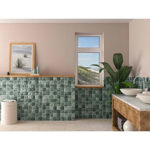Bagno con piastrelle da parete t.b.t. verdi e mobile lavabo.