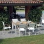 Set tavolo da giardino con piano in legno e sedie bianche.
