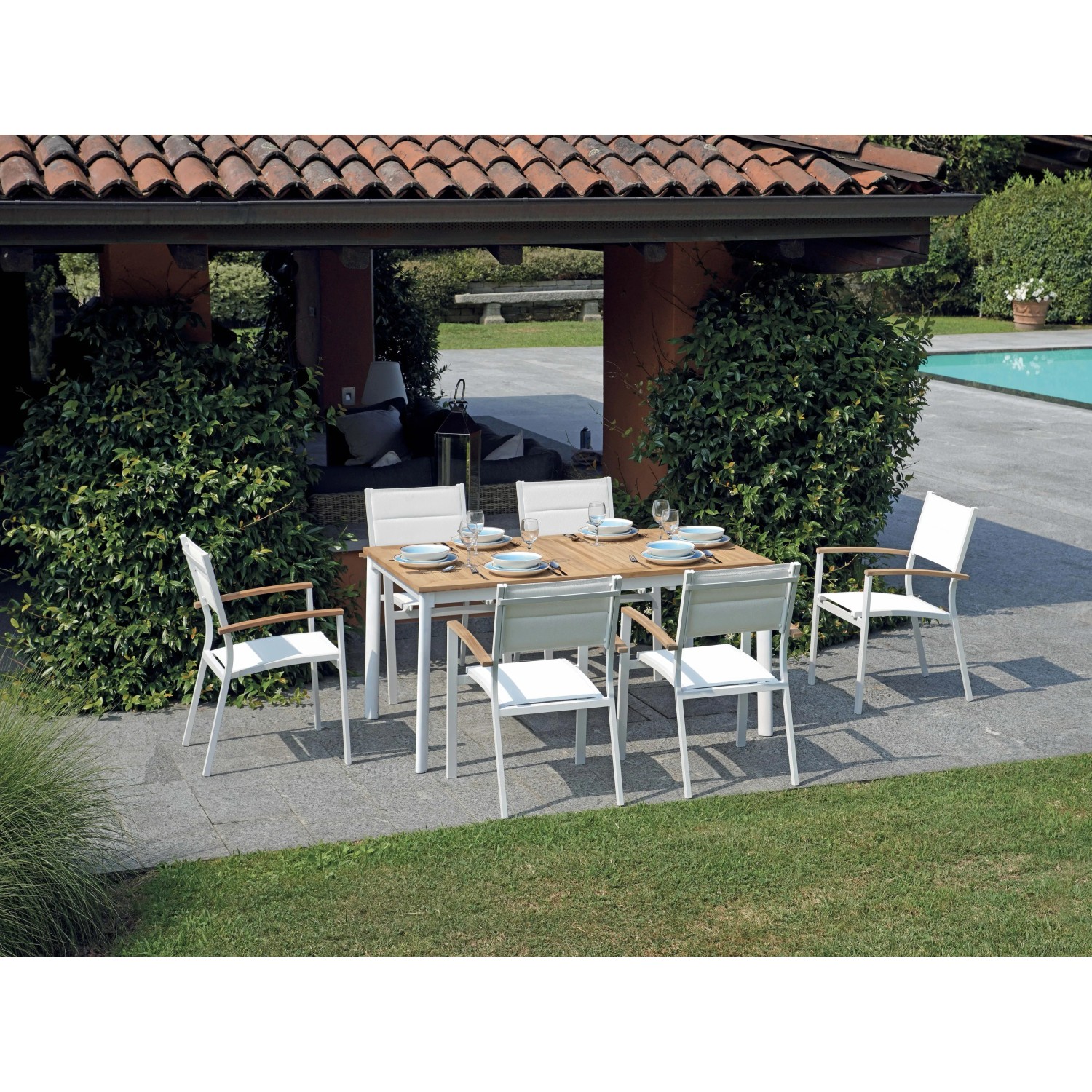 Set tavolo da giardino con piano in legno e sedie bianche.