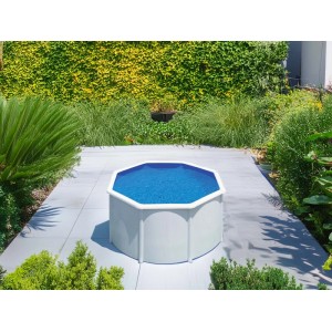 Piscina Gre Fidji con pareti in acciaio bianca ottagonale su patio in giardino. Set completo con acqua blu.