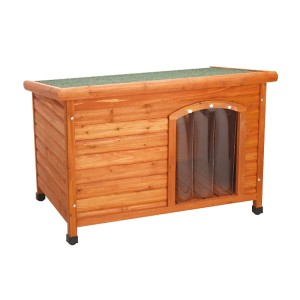 Cuccia per cani in legno con feltro bituminoso verde e tenda per porta trasparente.