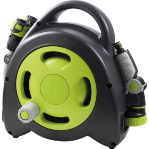 Avvolgitubo grigio-verde per tubi da giardino.