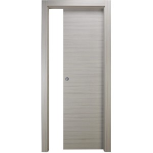 Porta interna chiara con venature orizzontali e pomello argentato.