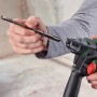 Trapano a percussione a batteria Bosch UniversalHammer 18V con punta da trapano in dettaglio.