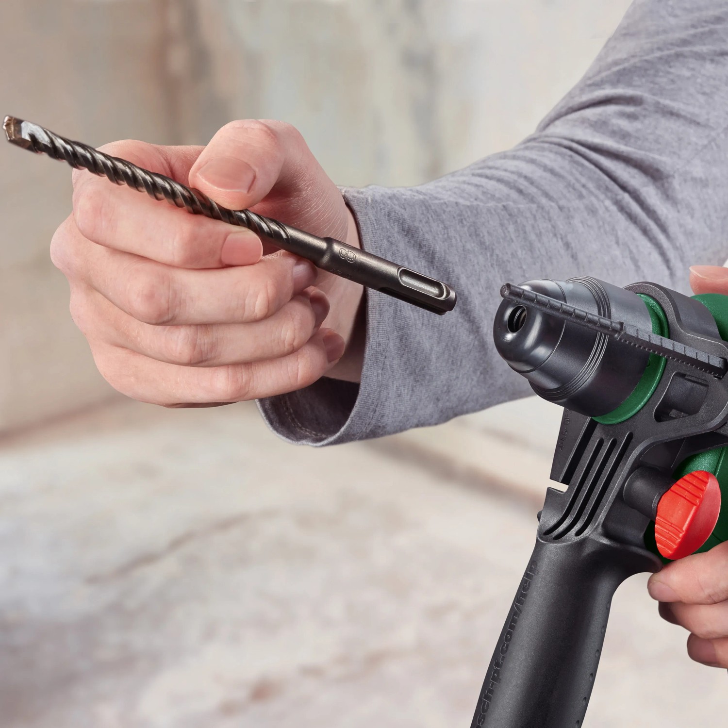 Trapano a percussione a batteria Bosch UniversalHammer 18V con punta da trapano in dettaglio.