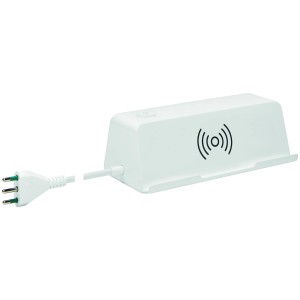 Multipresa bianca t.b.t. con ricarica wireless e spina.