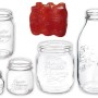 Vari barattoli di vetro vuoti e confezione da 6 in pellicola rossa.