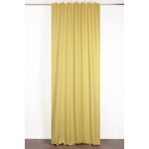 Tenda in tessuto giallo di t.b.t. per decorare le finestre del soggiorno.