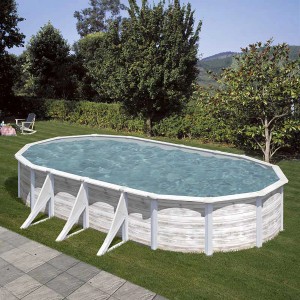 Piscina ovale Gre Finlandia con look nordico in bianco, 730x375x120 cm, in giardino.