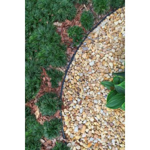 Progettazione del giardino con prato, pacciame di corteccia, ghiaia e un bordo prato nero t.b.t.