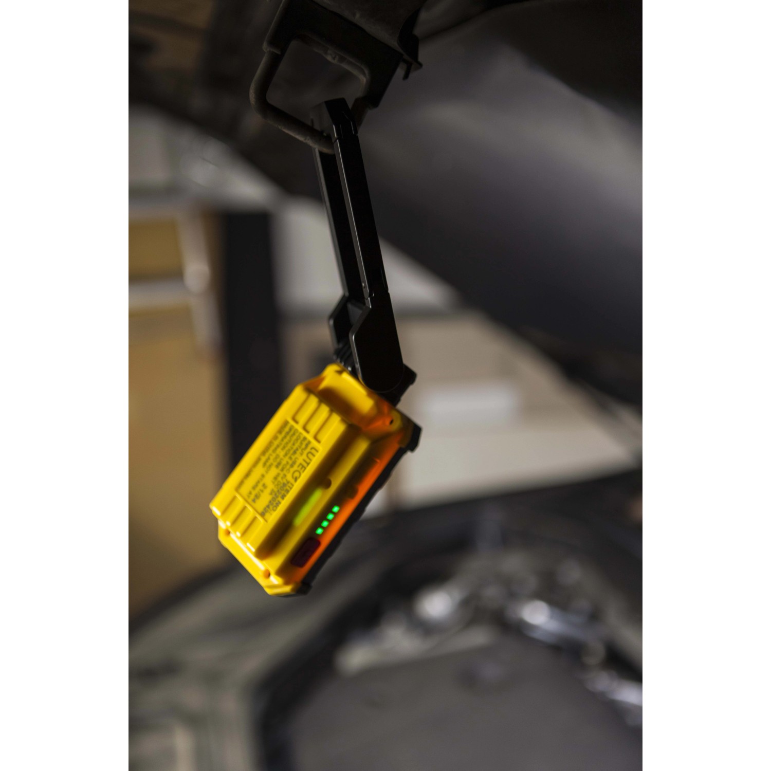 Faro LED da esterno t.b.t. giallo con gancio.