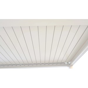 Dettaglio del tetto bianco del gazebo.