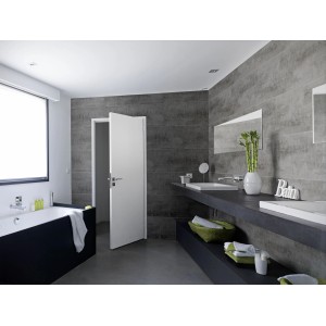 Bagno moderno con rivestimento murale grigio e sanitari bianchi.