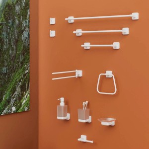 Set di accessori da bagno bianchi per montaggio a parete: portasciugamani, dispenser sapone, bicchiere, portasapone, portarotolo.