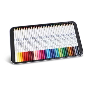 Set t.b.t. Perni con tante matite colorate in una scatola di metallo.