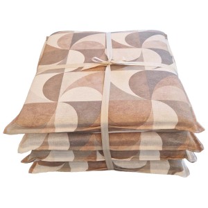 Pila di federe t.b.t. con motivo geometrico nei toni del marrone e del beige.