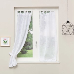 Tenda t.b.t. bianca e trasparente su finestra con vista giardino.