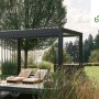 Pergola Biohort con base regolabile in altezza bianca su terrazza in legno sull'acqua.